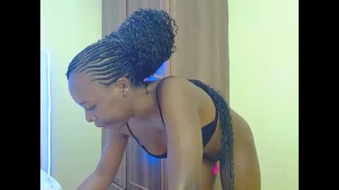 Snapshot of sandrah_ chatting on 12-23-25, 03:59 Sandy online show from 12-23-25, 03:59