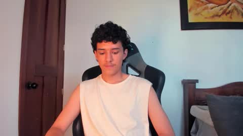 Snapshot of santi_twink19 chatting on 10-25-25, 09:53 santi_twink19 online show from 10-25-25, 09:53