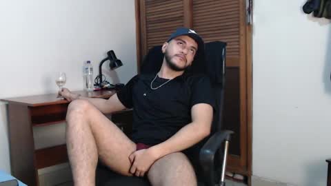 Snapshot of santiexxx chatting on 10-25-25, 04:42 santiexxx online show from 10-25-25, 04:42