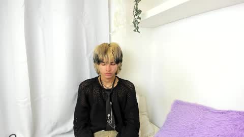 Snapshot of santy_kitty chatting on 12-19-24, 05:29 kitty online show from 12-19-24, 05:29