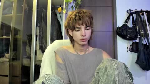 Snapshot of santy_kitty chatting on 01-28-25, 03:04 kitty online show from 01-28-25, 03:04