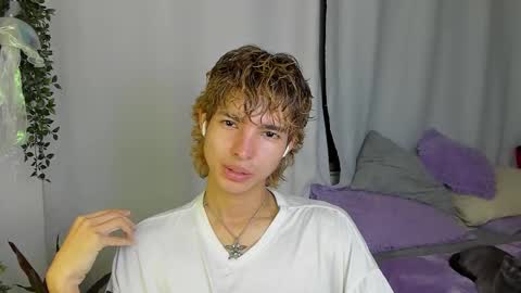 Snapshot of santy_kitty chatting on 10-04-25, 02:31 kitty online show from 10-04-25, 02:31