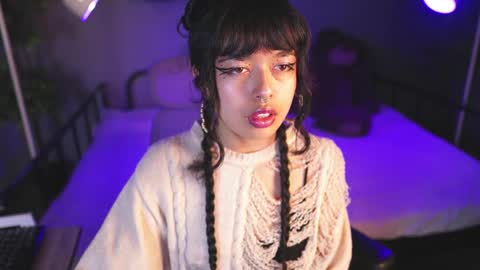 Snapshot of saphyralux chatting on 05-20-26, 10:27 saphyralux online show from 05-20-26, 10:27