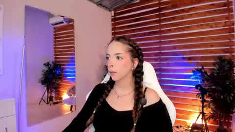 Snapshot of sapphire_venus chatting on 05-11-26, 01:22 Valerin online show from 05-11-26, 01:22