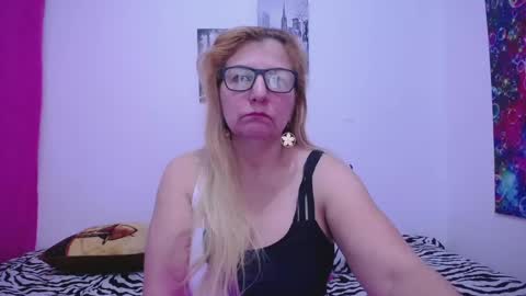 Snapshot of sara211 chatting on 12-27-24, 01:28 sara online show from 12-27-24, 01:28