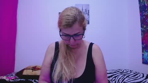 Snapshot of sara211 chatting on 12-30-24, 03:02 sara online show from 12-30-24, 03:02