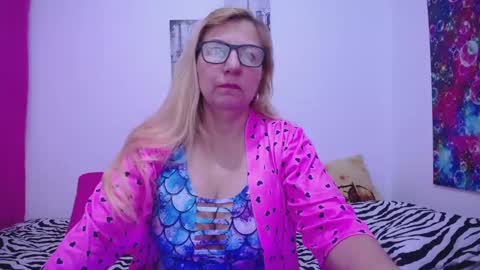 Snapshot of sara211 chatting on 01-04-25, 12:05 sara online show from 01-04-25, 12:05