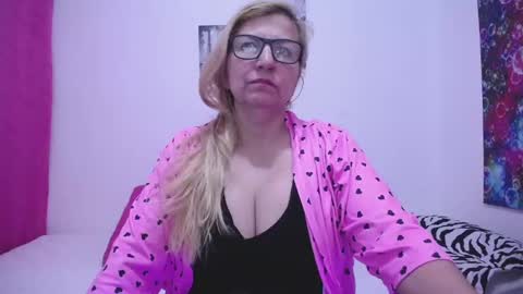 Snapshot of sara211 chatting on 01-08-25, 01:20 sara online show from 01-08-25, 01:20