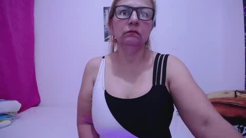 Snapshot of sara211 chatting on 01-14-25, 01:06 sara online show from 01-14-25, 01:06