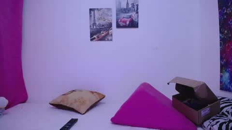 Snapshot of sara211 chatting on 01-15-25, 11:21 sara online show from 01-15-25, 11:21