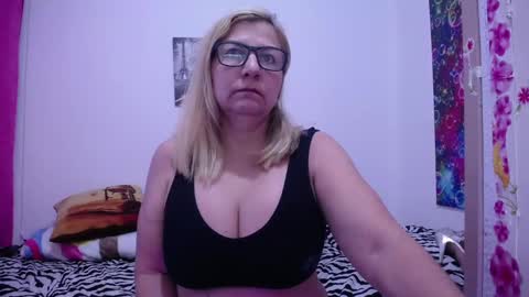 Snapshot of sara211 chatting on 01-29-25, 10:27 sara online show from 01-29-25, 10:27