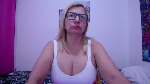 Snapshot of sara211 chatting on 02-05-25, 02:05 sara online show from 02-05-25, 02:05