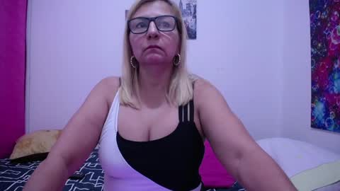 Snapshot of sara211 chatting on 02-10-25, 01:46 sara online show from 02-10-25, 01:46