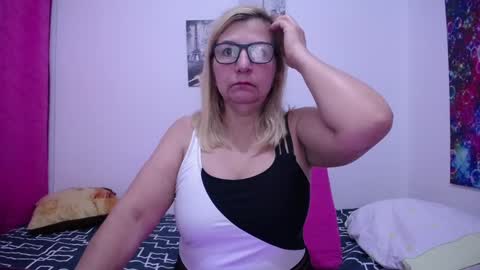 Snapshot of sara211 chatting on 02-10-25, 01:55 sara online show from 02-10-25, 01:55