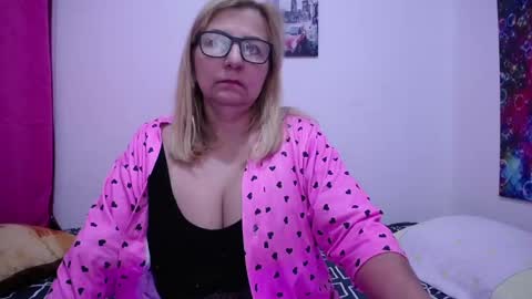 Snapshot of sara211 chatting on 02-15-25, 03:39 sara online show from 02-15-25, 03:39