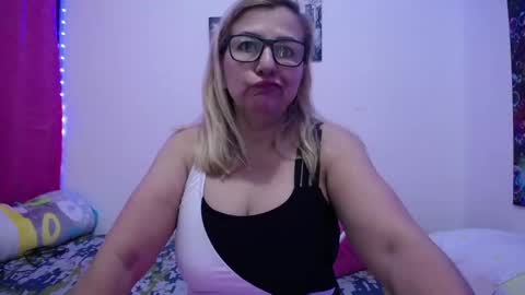 Snapshot of sara211 chatting on 03-06-25, 12:52 sara online show from 03-06-25, 12:52