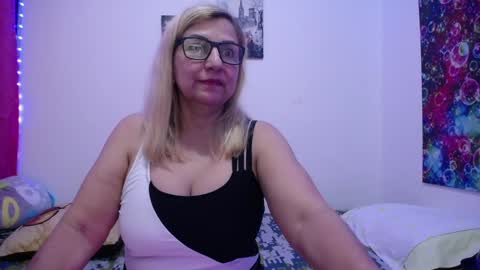 Snapshot of sara211 chatting on 03-06-25, 10:04 sara online show from 03-06-25, 10:04