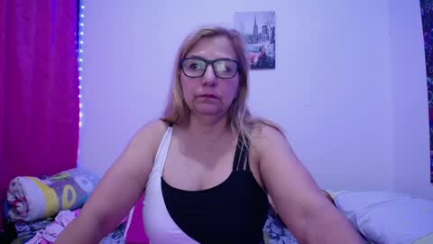 Snapshot of sara211 chatting on 03-12-25, 12:04 sara online show from 03-12-25, 12:04