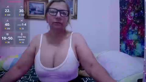 Snapshot of sara211 chatting on 09-17-25, 01:24 sara online show from 09-17-25, 01:24