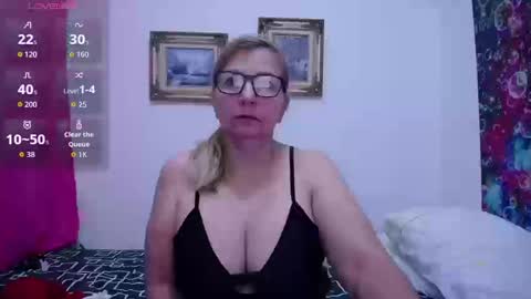 Snapshot of sara211 chatting on 09-19-25, 03:13 sara online show from 09-19-25, 03:13