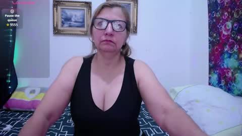 Snapshot of sara211 chatting on 09-23-25, 01:25 sara online show from 09-23-25, 01:25