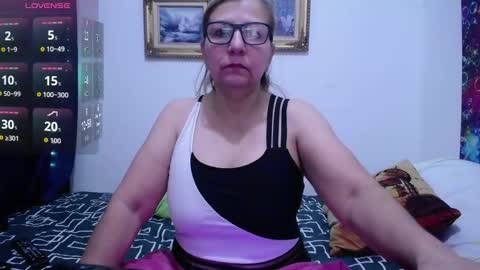 Snapshot of sara211 chatting on 09-28-25, 02:22 sara online show from 09-28-25, 02:22