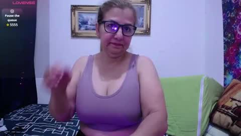 Snapshot of sara211 chatting on 10-11-25, 12:43 sara online show from 10-11-25, 12:43