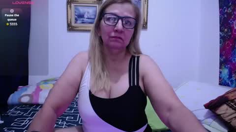 Snapshot of sara211 chatting on 10-11-25, 03:21 sara online show from 10-11-25, 03:21