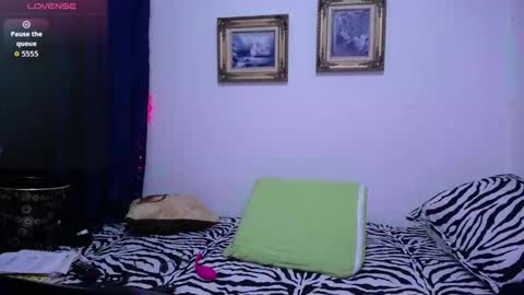 Snapshot of sara211 chatting on 10-28-25, 02:59 sara online show from 10-28-25, 02:59