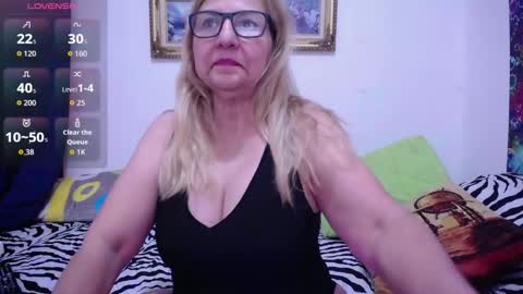 Snapshot of sara211 chatting on 10-30-25, 02:57 sara online show from 10-30-25, 02:57