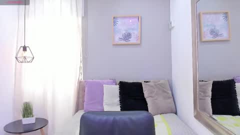 Snapshot of sara__michell chatting on 10-23-25, 12:04    online show from 10-23-25, 12:04