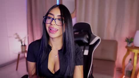 Snapshot of sara_albrecht chatting on 01-10-25, 12:36 Sara  online show from 01-10-25, 12:36