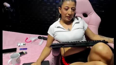 Snapshot of sara_hot_2 chatting on 02-14-25, 03:33 no limits sarah online show from 02-14-25, 03:33