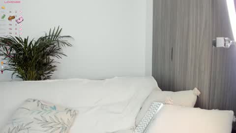 Snapshot of sara_kim_ chatting on 12-23-24, 02:24 Sara new account give me thomb up Follow me help me reach 15k followers again online show from 12-23-24, 02:24