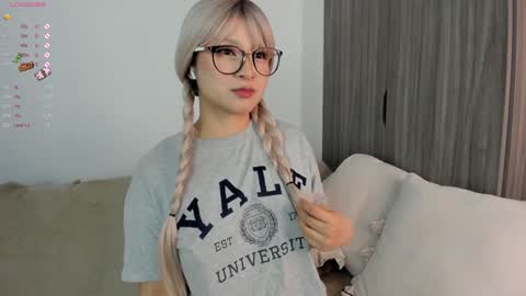 Snapshot of sara_kim_ chatting on 01-15-25, 01:02 Sara new account give me thomb up Follow me help me reach 15k followers again online show from 01-15-25, 01:02