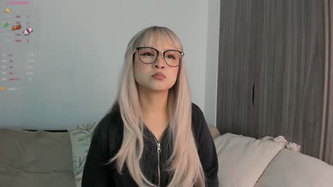 Snapshot of sara_kim_ chatting on 01-16-25, 03:34 Sara new account give me thomb up Follow me help me reach 15k followers again online show from 01-16-25, 03:34