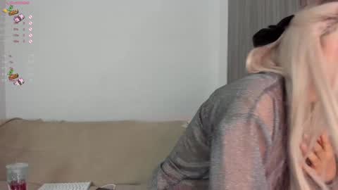 Snapshot of sara_kim_ chatting on 01-25-25, 10:50 Sara new account give me thomb up Follow me help me reach 15k followers again online show from 01-25-25, 10:50