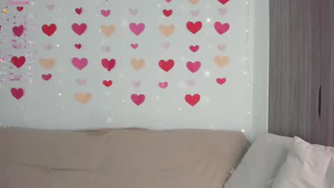 Snapshot of sara_kim_ chatting on 02-17-25, 01:04 Sara new account give me thomb up Follow me help me reach 15k followers again online show from 02-17-25, 01:04