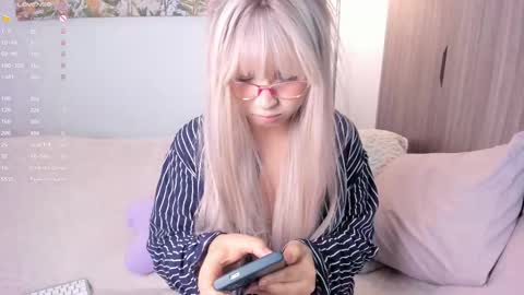 Snapshot of sara_kim_ chatting on 09-18-25, 11:51 Sara new account give me thomb up Follow me help me reach 15k followers again online show from 09-18-25, 11:51