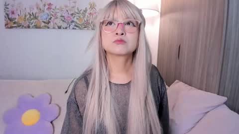 Snapshot of sara_kim_ chatting on 09-25-25, 01:20 Sara new account give me thomb up Follow me help me reach 15k followers again online show from 09-25-25, 01:20