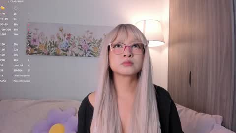 Snapshot of sara_kim_ chatting on 10-01-25, 11:33 Sara new account give me thomb up Follow me help me reach 15k followers again online show from 10-01-25, 11:33