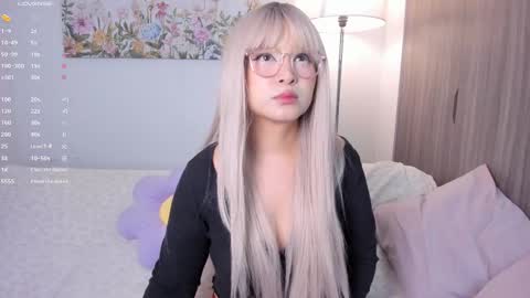 Snapshot of sara_kim_ chatting on 10-18-25, 12:24 Sara new account give me thomb up Follow me help me reach 15k followers again online show from 10-18-25, 12:24