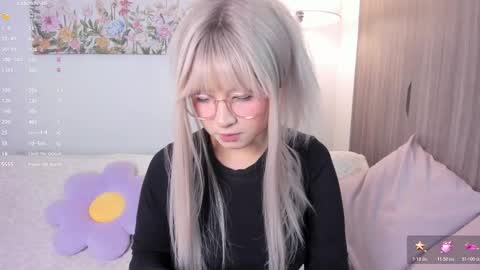 Snapshot of sara_kim_ chatting on 10-19-25, 10:21 Sara new account give me thomb up Follow me help me reach 15k followers again online show from 10-19-25, 10:21