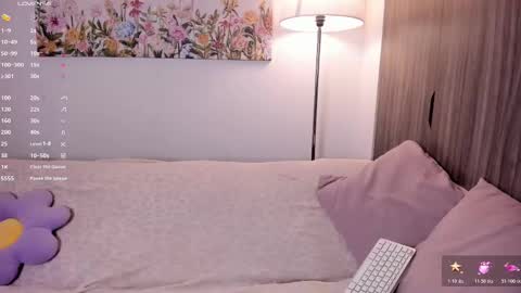 Snapshot of sara_kim_ chatting on 10-20-25, 10:10 Sara new account give me thomb up Follow me help me reach 15k followers again online show from 10-20-25, 10:10