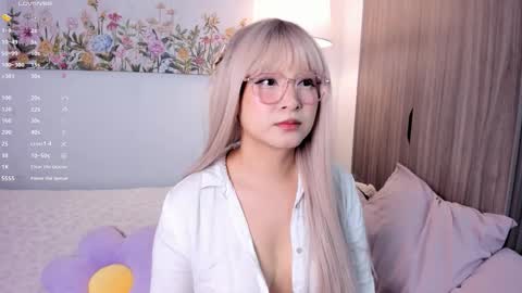 Snapshot of sara_kim_ chatting on 10-26-25, 10:47 Sara new account give me thomb up Follow me help me reach 15k followers again online show from 10-26-25, 10:47