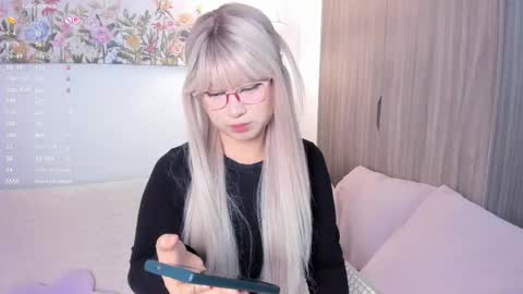 Snapshot of sara_kim_ chatting on 11-22-25, 11:26 Sara new account give me thomb up Follow me help me reach 15k followers again online show from 11-22-25, 11:26