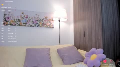 Snapshot of sara_kim_ chatting on 11-28-25, 10:45 Sara new account give me thomb up Follow me help me reach 15k followers again online show from 11-28-25, 10:45