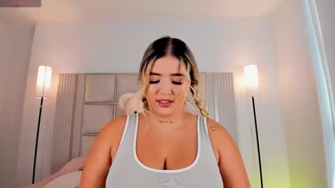 Snapshot of saraa_milleer chatting on 03-30-26, 08:32 Sara Miller online show from 03-30-26, 08:32