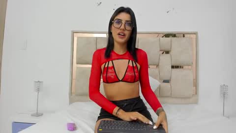 Snapshot of saraa_nix chatting on 02-15-25, 10:00 sara online show from 02-15-25, 10:00