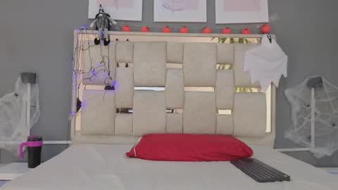 Snapshot of saraa_nix chatting on 10-24-25, 03:14 sara online show from 10-24-25, 03:14